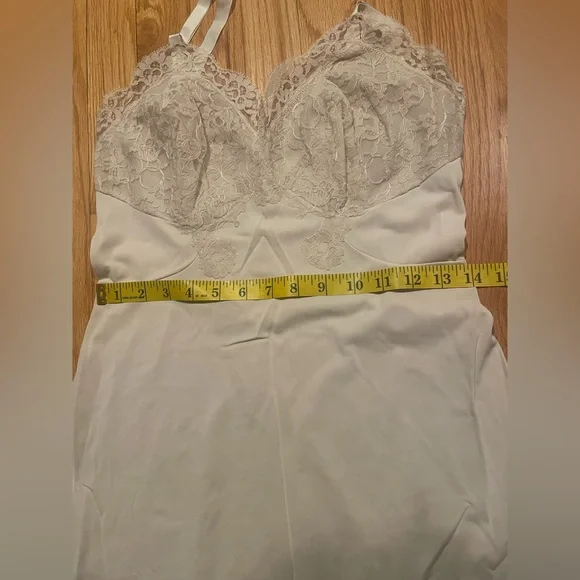 Gorgeous Artemis Mid Century Pale Nude Nylon Full Slip Lacey Bust Overlay - Picture 12 of 12